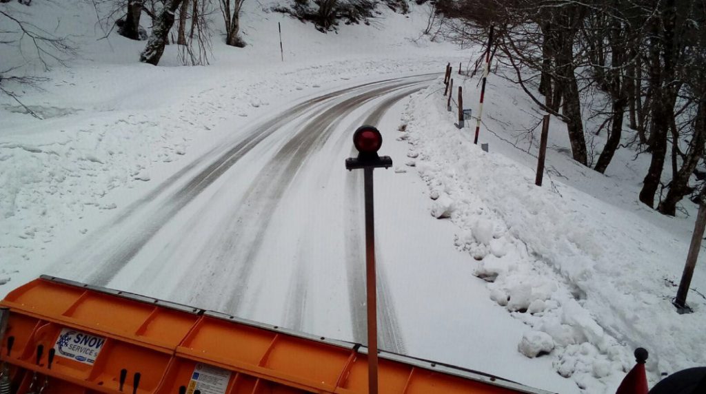 NEBRODI – Mezzi spazzaneve in azione sulla strada provinciale Caronia-Capizzi