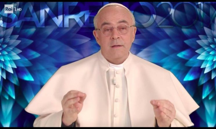 SANREMO 2017 – Maurizio Crozza si presenta vestito da Papa Francesco e paragona la Chiesa ai Subsonica