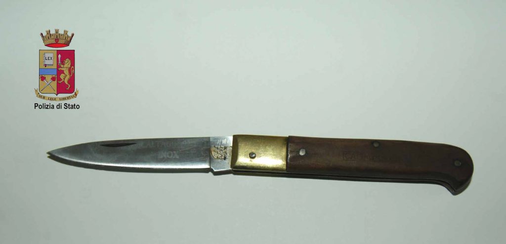 BARCELLONA PG – Alla guida senza patente e con un coltello in tasca