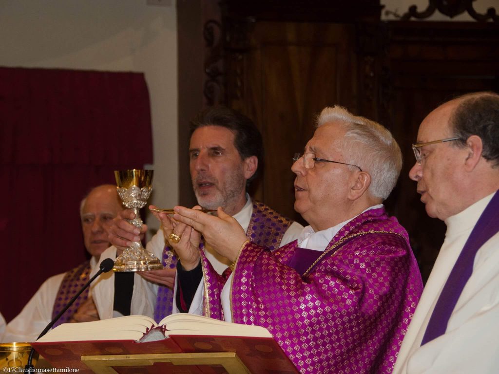 SANT’AGATA MILITELLO – Monsignor Ignazio Zambito saluta la comunità santagatese