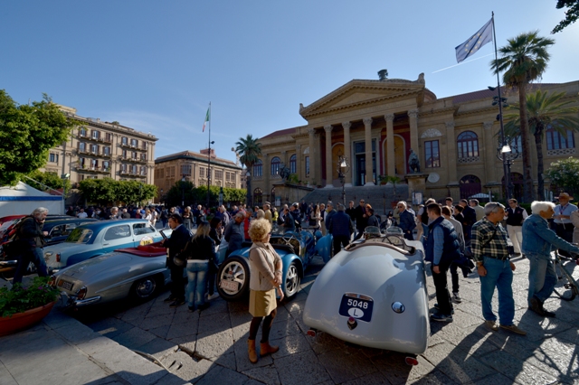 TARGA FLORIO – Palermo, Piazza Verdi, è il cuore pulsante della kermesse automobilistica
