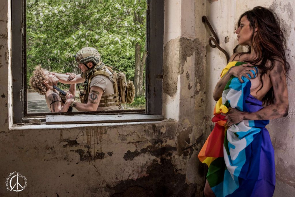 “PEACEMAKERS”- Si conclude oggi a Messina la mostra dello shooting fotografico a tematica LGBTQI contro i campi di concentramento in Cecenia