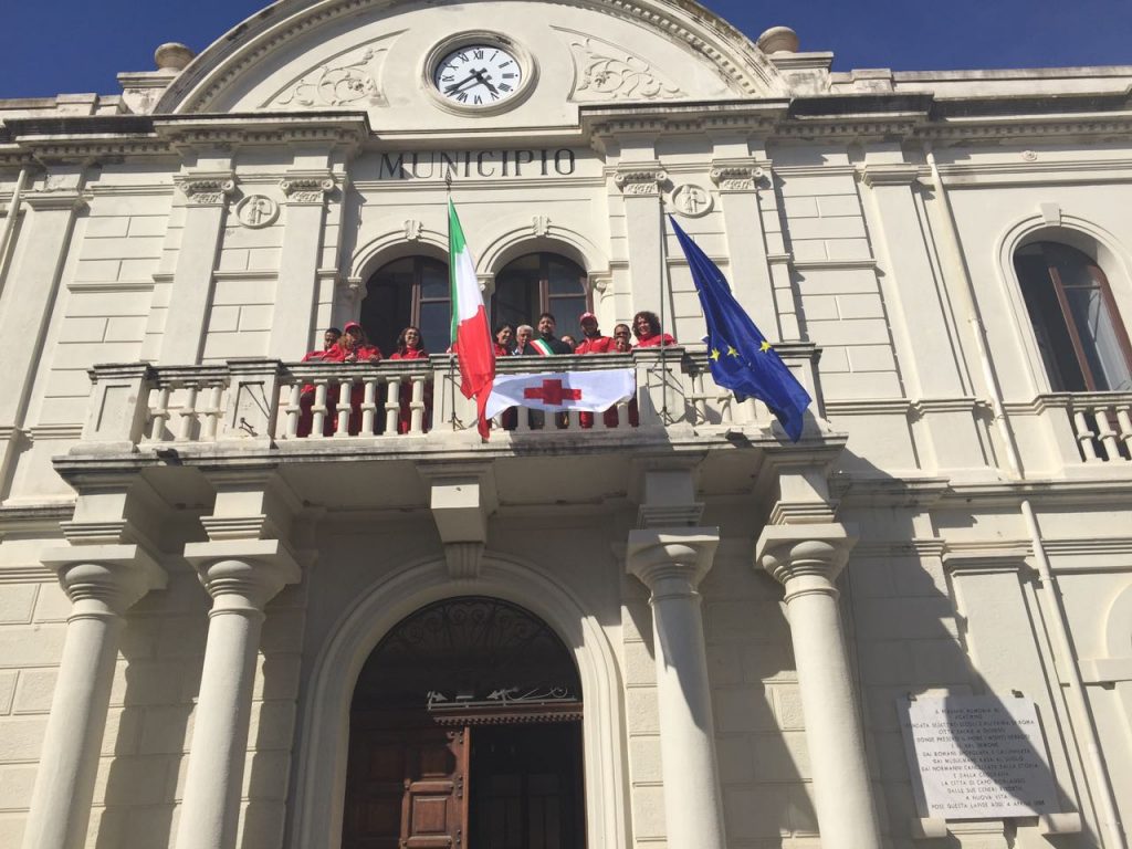 CAPO D’ORLANDO – La bandiera della Croce Rossa sventola sulla facciata del Comune