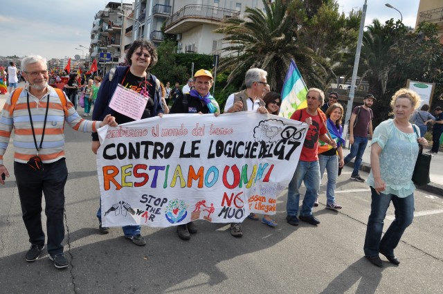 CORTEO NO G7 – Giardini Naxos si colora di protesta. Partecipazione oltre le previsioni
