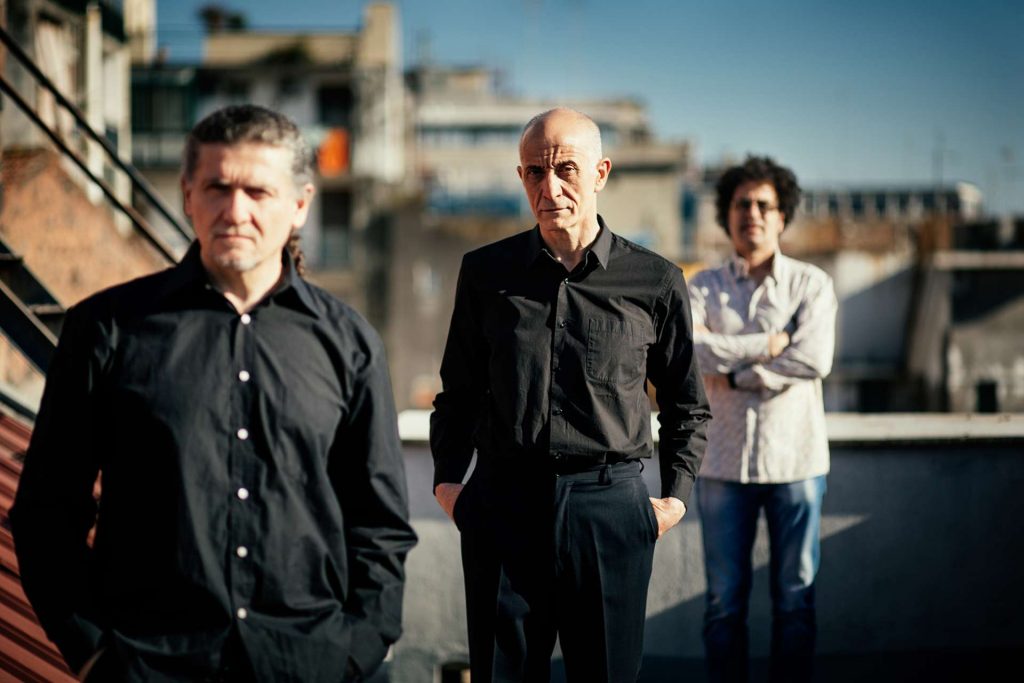 MUSICANDO – Parientes,  un viaggio nei ricordi con Peppe Servillo, Javier Girotto, Natalio Mangalavite