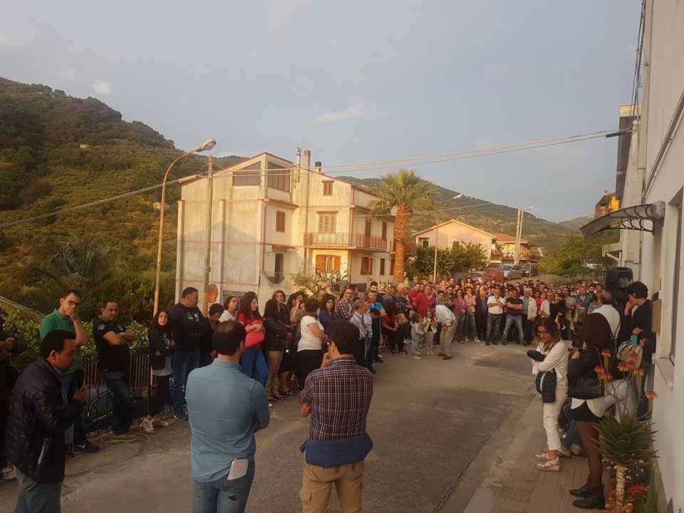 SINAGRA – Verso le battute finali della campagna elettorale, e a Gorghi e Mulinazzo c’è chi si gode l’abbraccio della folla