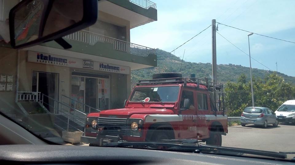 FUOCO A PIRAINO – Il sindaco allerta Vigili del Fuoco e Forestale. In attesa i Canadair