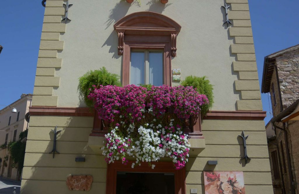 TERME VIGLIATORE – Il balcone più fiorito vincerà un viaggio a Spello