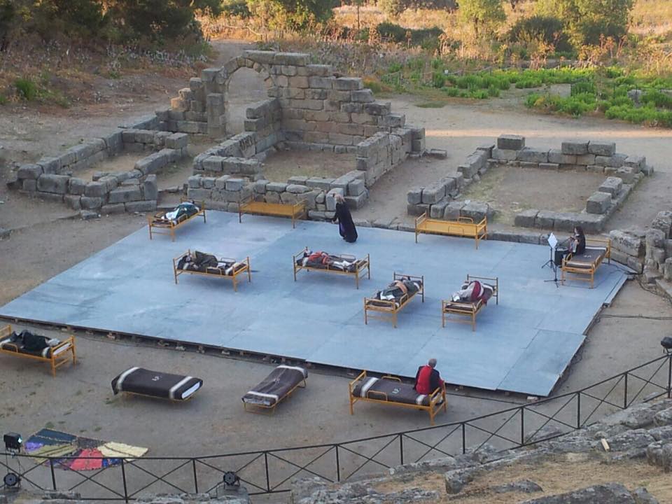 TINDARI – Ultimi appuntamenti con il “Teatro dei Due Mari”: il dramma dell’immigrazione riletto attraverso i miti di ieri