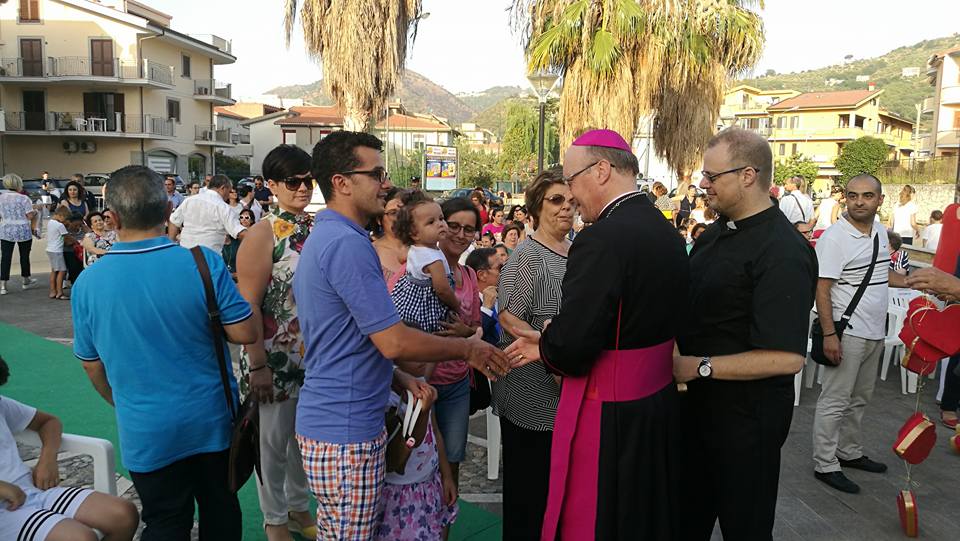 FOTO CHE FANNO NOTIZIA – La visita del Vescovo a Brolo, quest’oggi, diventa Festa di Popolo
