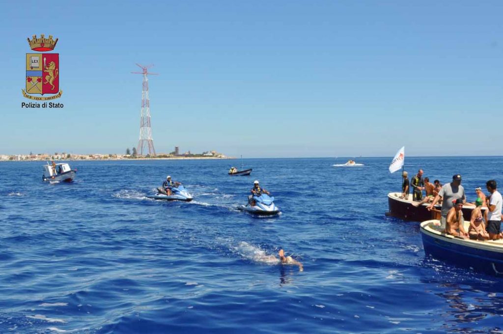 TRAVERSATA STRETTO – Fiamme Oro della Polizia a nuoto per promuovere la cultura del dono del sangue