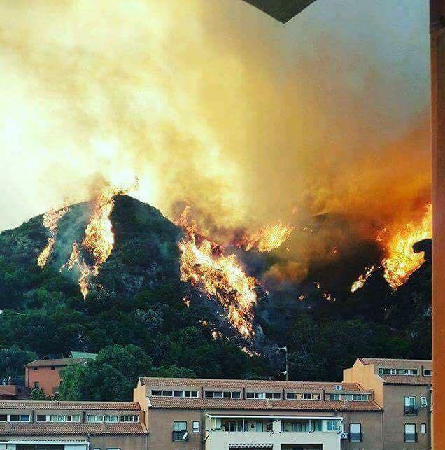 BRUCIA MESSINA – Nell’indifferenza di tanti