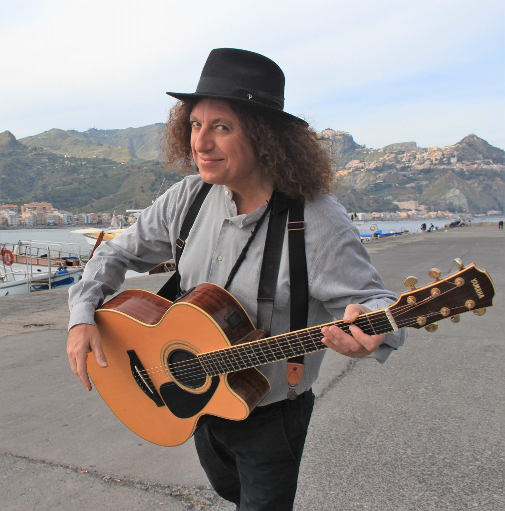 CANTASTORIE – Al via il Beltempo Tour del cantastorie Luigi Di Pino