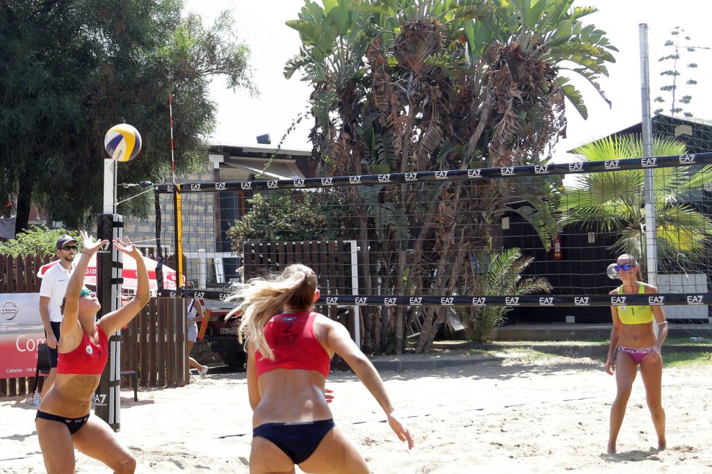 BEACH VOLLEY – Prima giornata ricca di emozioni alle capannine: ben 58 partite