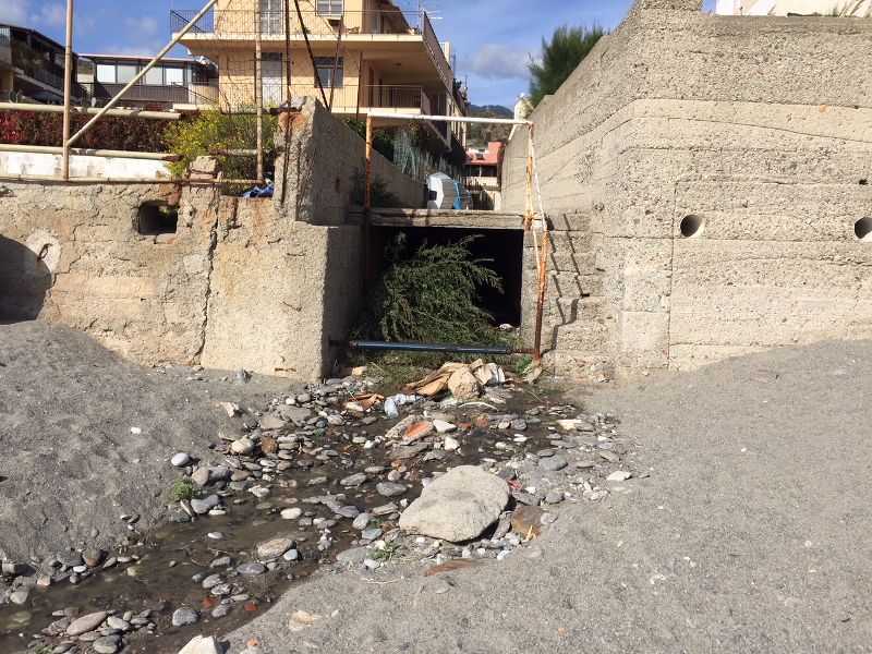 WELCOME FOGNA – Salvatore Piconese denuncia ancora una volta lo scempio a Mili Marina