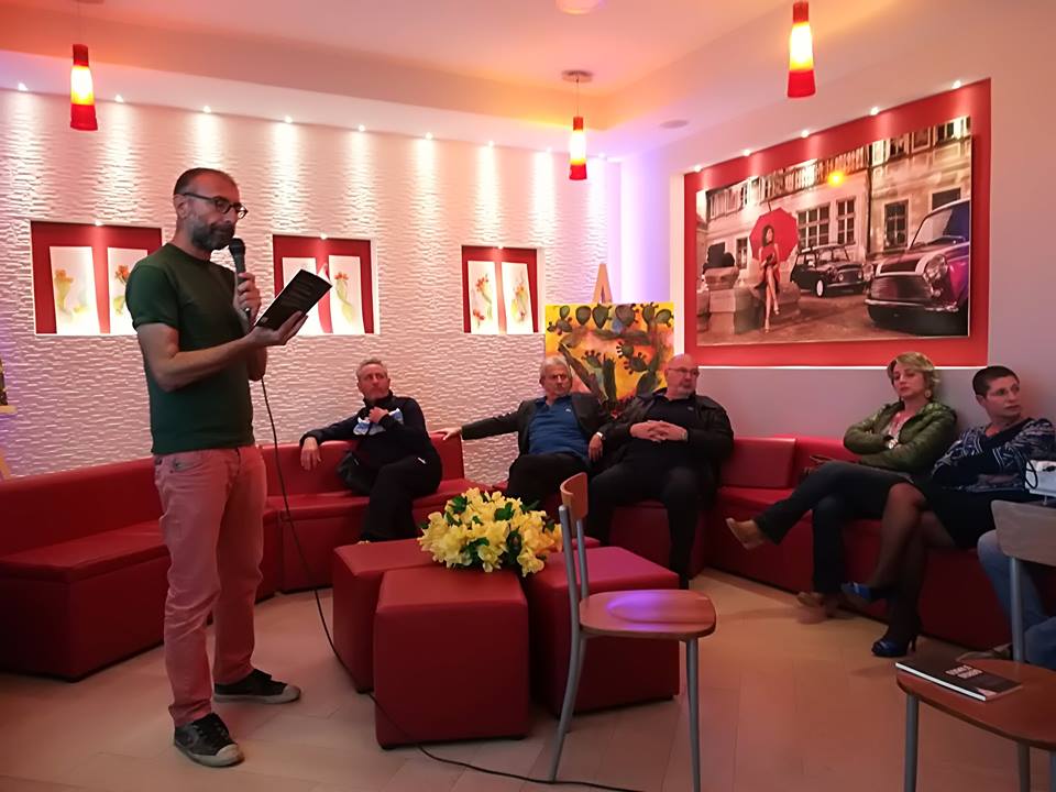 SINAGRA – Ottobre si veste di giallo, acquarelli e gialli di Giorgio D’Amato