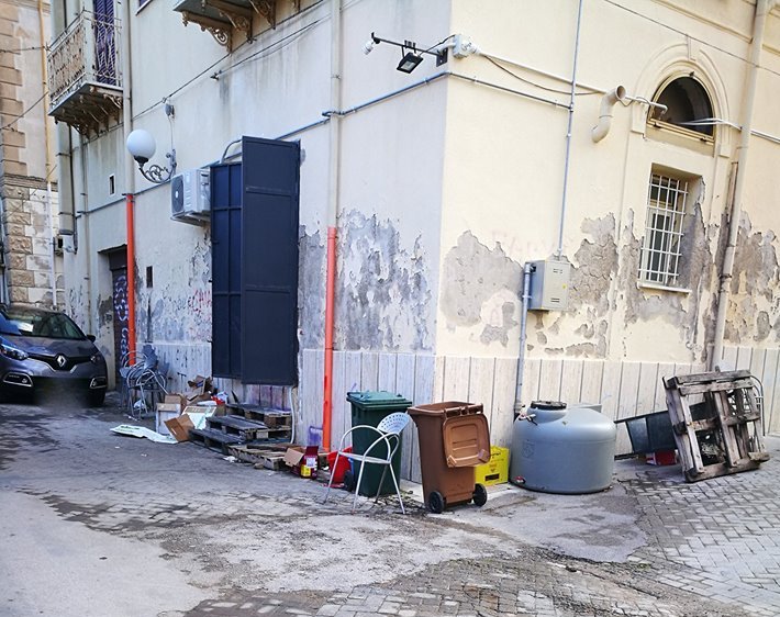 “PRIVATIZZAZIONI” & DEGRADO – Per esempio lungo la via Peschiera a Sant’Agata Militello