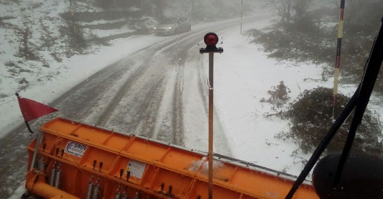 PALAZZO DEI LEONI – Emergenza neve, in azione i mezzi spazzaneve sulla provinciale Caronia-Capizzi