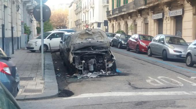 TEPPISMO O INTIMIDAZIONE? – A Messina data alle fiamme la macchina di una Dirigente Scolastica