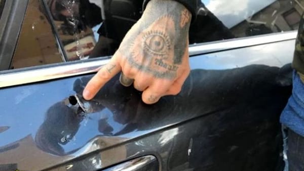 ULTIM’ORA – A Palermo sassi e uno sparo contro l’auto: Brumotti e la troupe di “Striscia” aggrediti allo Zen