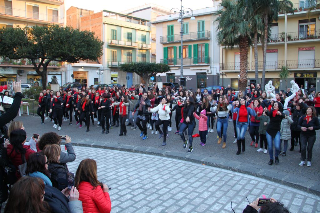 ONE BILLION RISING – Oltre 300 persone in Piazza Duomo a Barcellona Pozzo di Gotto