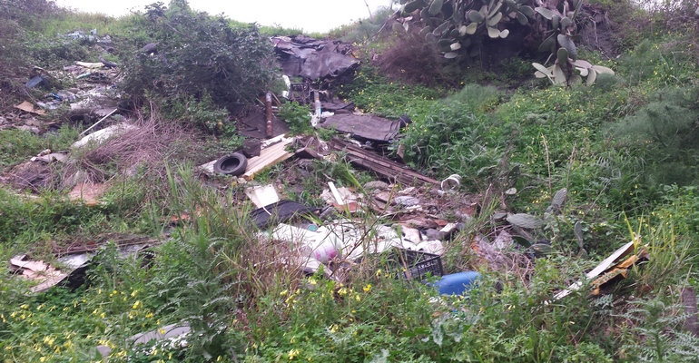 SAVOCA – Polizia Metropolitana, sequestro di discarica abusiva con materiali pericolosi