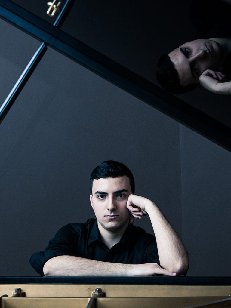 TEATRO – Alberto Ferro al pianoforte con l’orchestra del teatro Vittorio Emanuele diretta da Davide Galaverna