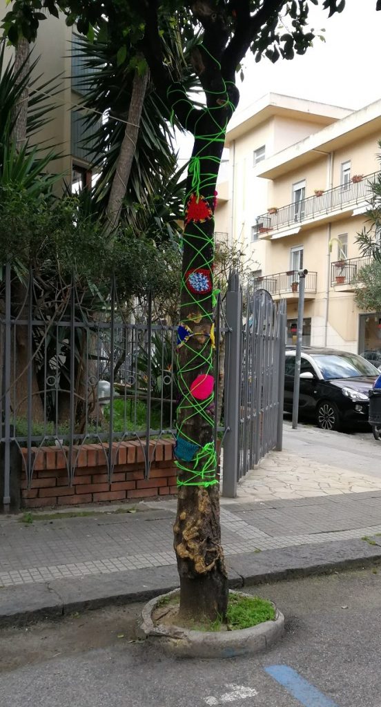 CAPO D’ORLANDO – I commercianti decorano gli alberi di via 27 Settembre