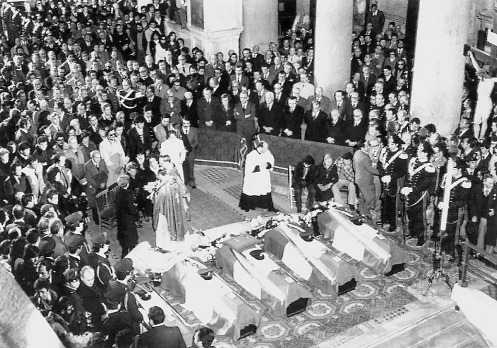 BROLO – La stele in memoria di Aldo Moro e degli agenti della scorta: approvata la delibera per la nuova realizzazione