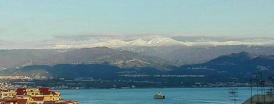LA FOTO – La neve sullo Stretto