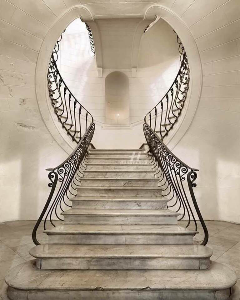 BELLE FORME – Le scale di palazzo Albertini di Cimitile a Napoli