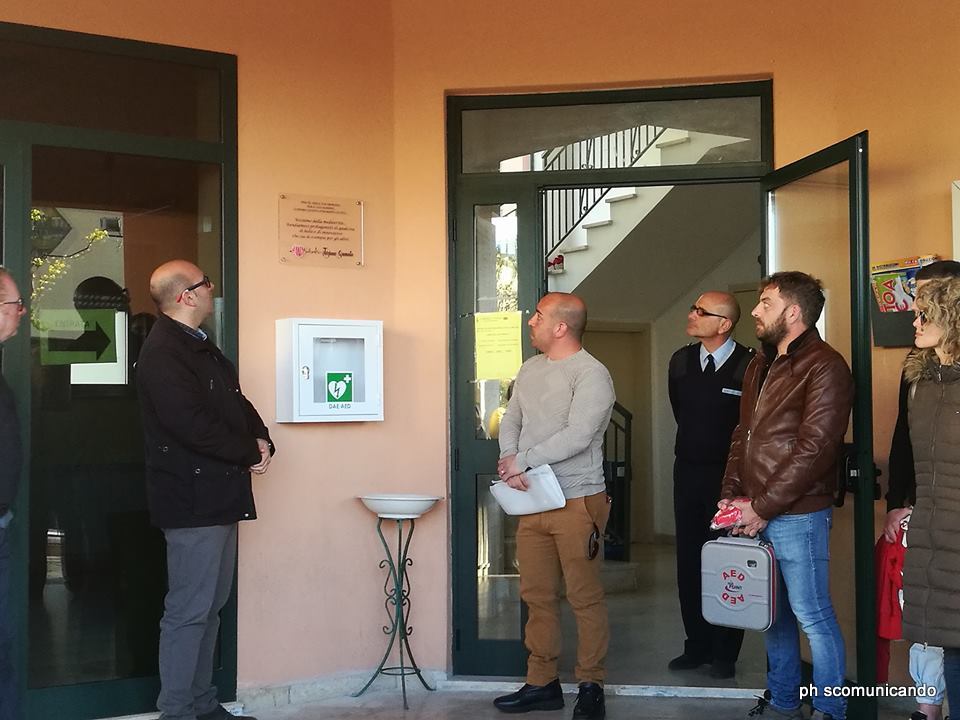 EMOZIONE – Per Tiziano Granata, ricordi, commozione, parole, promesse, mentre i familiari donano alla comunità un defibrillatore
