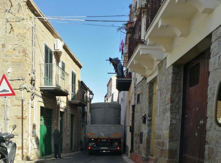 PASSARE A PELO – Bravo l’autista… ma dai balconi hanno “tremato”