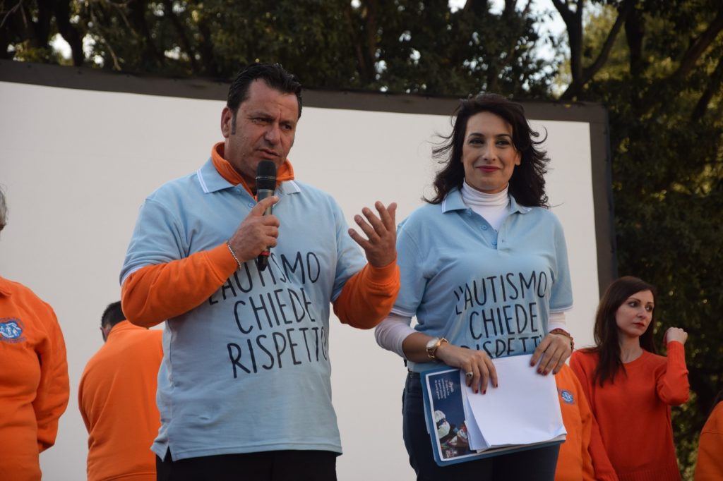 AUTISMO – Piazza Duomo gremita nella giornata mondiale dell’ autismo e della disabilità