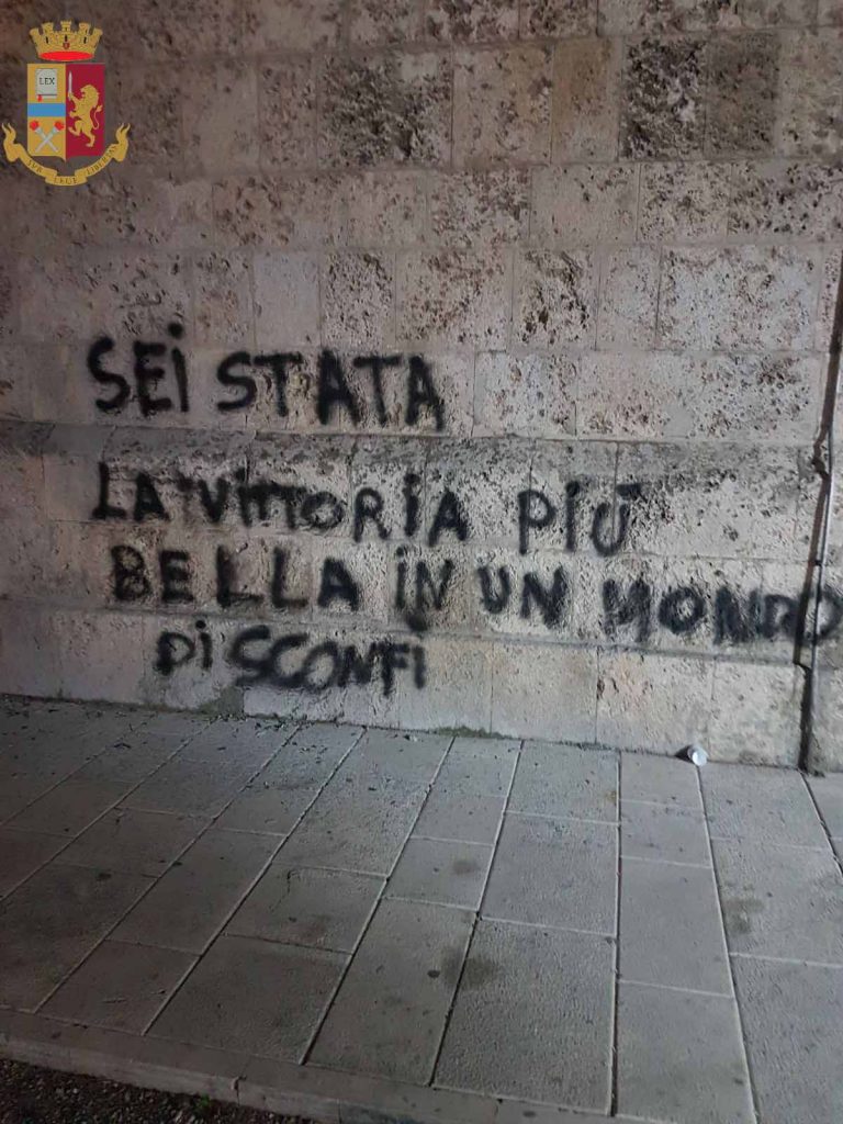 SCONFITTE – Deturpa monumento per amore