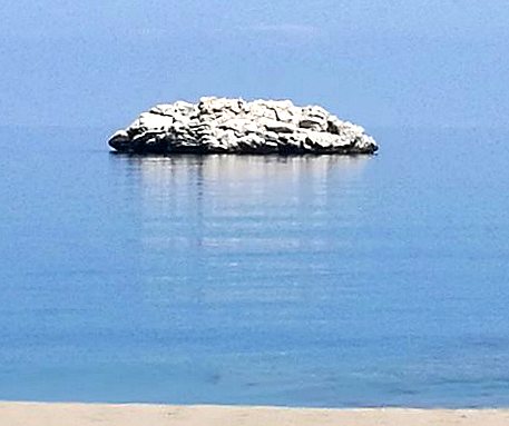 “IANCURA” – Quando il mare calmo si confonde con il cielo “bianco\celeste”. Brolo oggi è così!