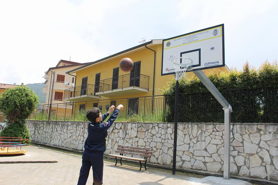 BROLO, LIONS & BASKET – “Un canestro” per ridare la voglia di stare in piazza tra sport e aggregazione