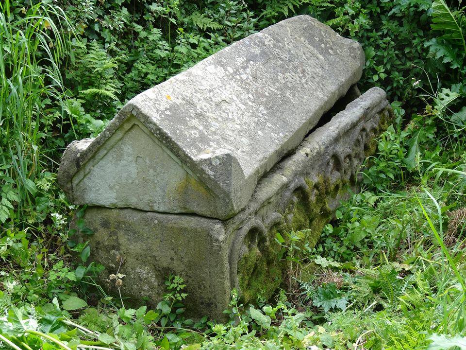 SINAGRA ANTICA – I resti di una tomba. L’appello di Domenico Orifici per tutelare i luoghi e conservare i reperti
