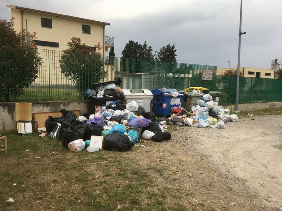 PIRAINO – Rifiuti: Dopo gli “assalti” la mini isola ecologia ed ai cassonetti, controlli e tolleranza zero
