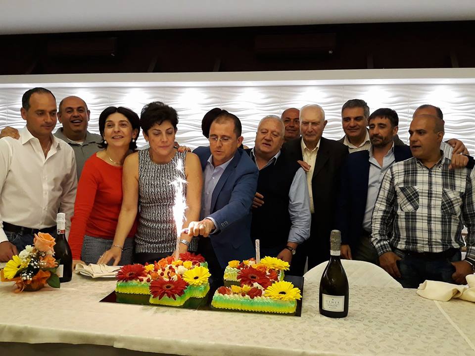 41 ANNI – a Brolo la ” Classe 1970″ festeggia con i due maestri