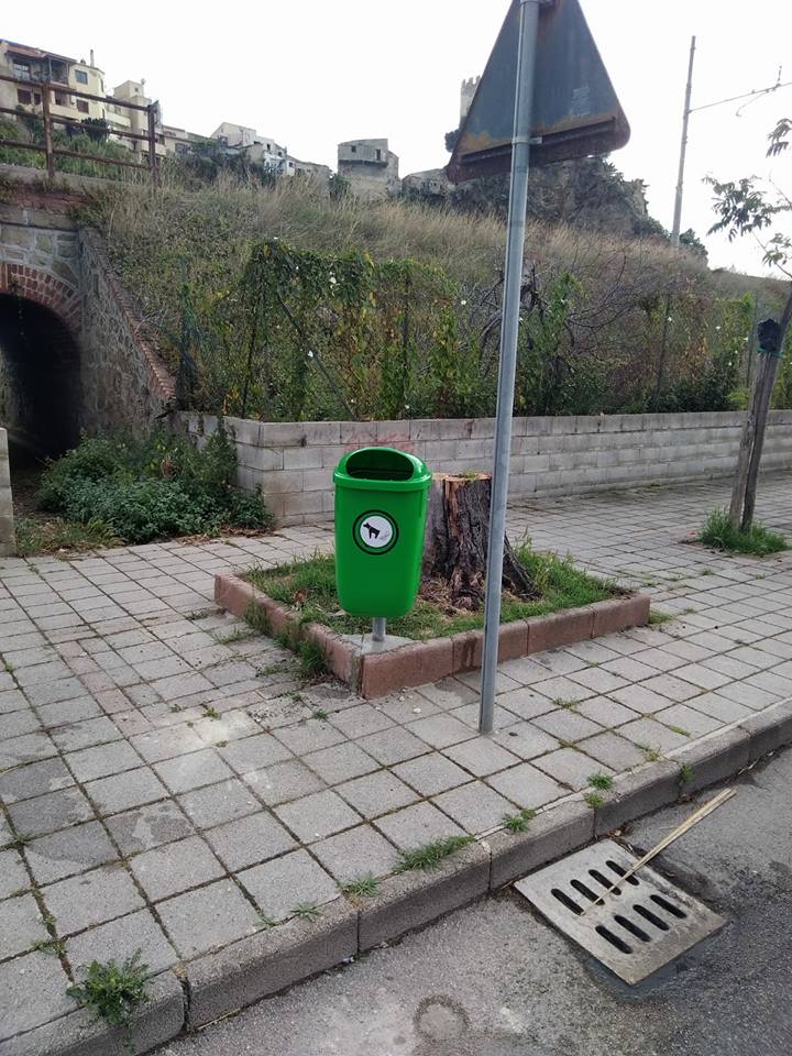 DECORO URBANO – I nuovi contenitori per la deiezione canina a Brolo… facciamone buon uso