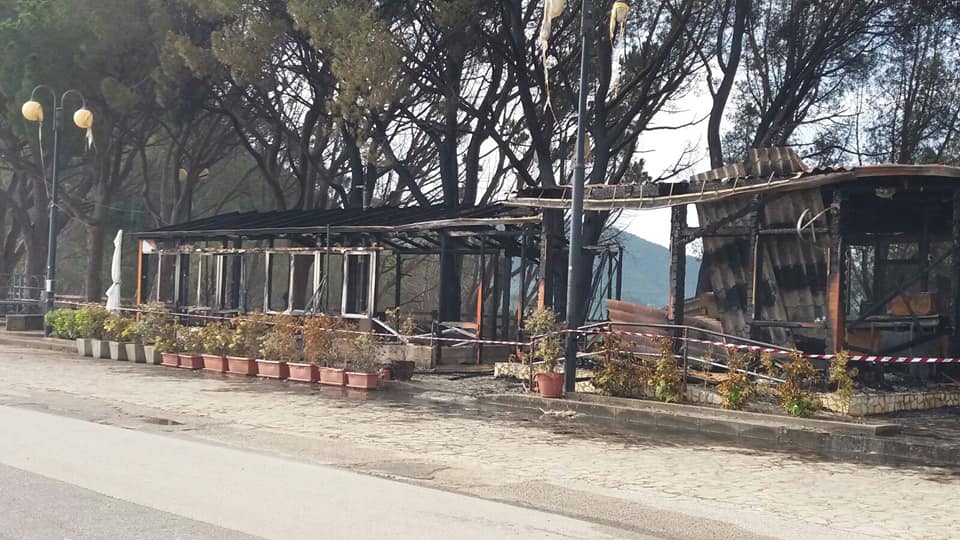 BRUCIATO – Distrutto dalle fiamme il ristorante “La Pineta” a Piraino. Le prime reazioni