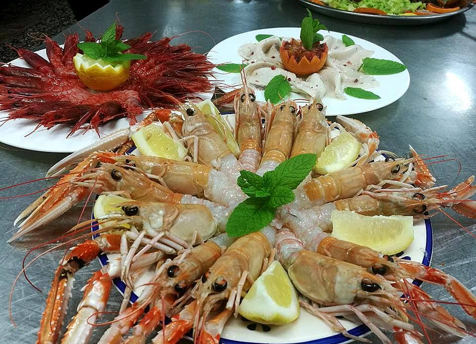 FOTO AL GUSTO DI MARE – A Brolo, nel regno del buon mangiare de “La Quercia” vince la freschezza
