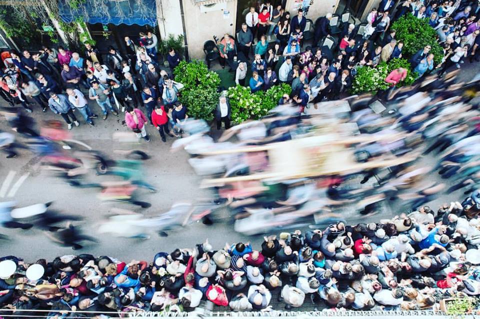 FOTO & TRADIZIONI – “Running with the holy”… nella foto di Lorenzo Cassarà