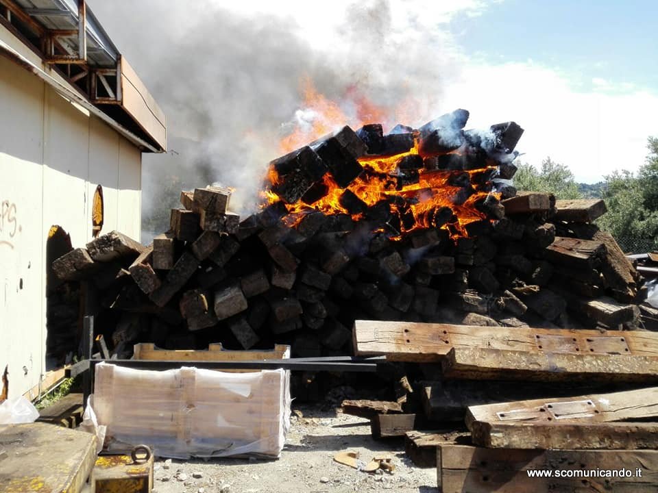 BROLO – Incendio al deposito della stazione ferroviaria