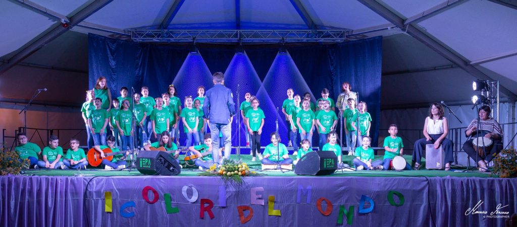 I COLORI DEL MONDO – L’affascinate progetto del “far musica insieme” incanta il pubblico del palatenda brolese