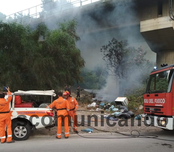 IGNOBILMENTE PIROMANI – Fiamme sotto i piloni autostradali nei pressi dello svincolo di Brolo