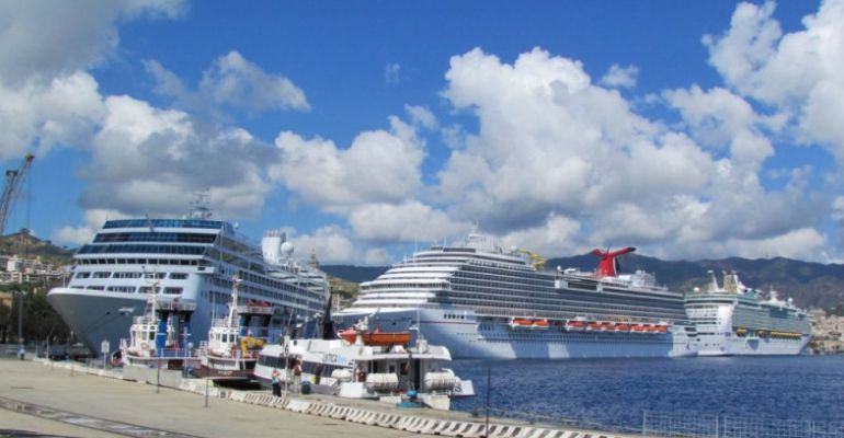 PORTO DI MESSINA – I ragazzi di “Casa Ahmed” accolgono i crocieristi