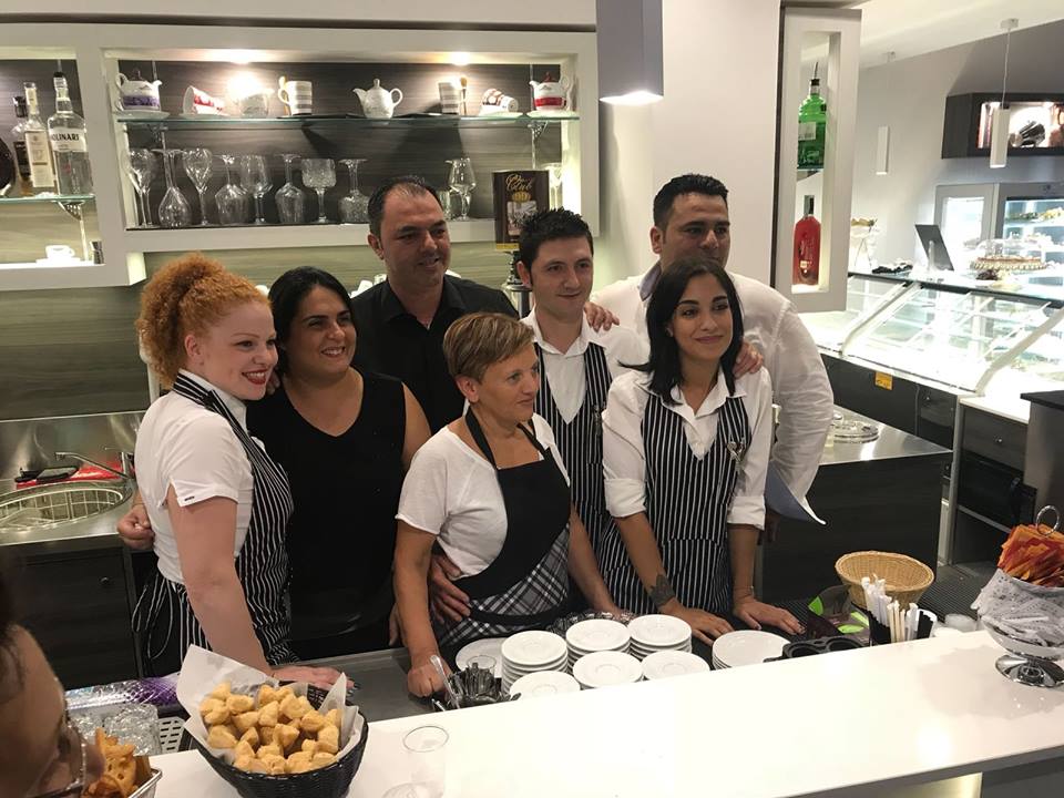 FESTA GRANDE PER IL CENTRAL BAR – A Brolo, il ritrovo si è rifatto il look e rilancia granite, aperitivi e food di qualità