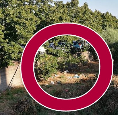 INCIVILI – Fanno finta di parcheggiare e lanciano i sacchetti della spazzatura nel giardino